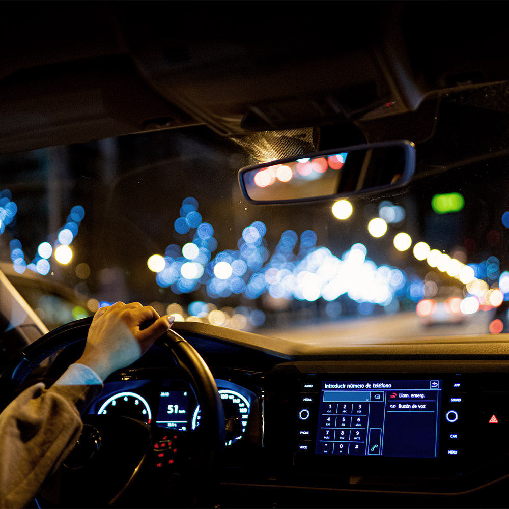 View from a car interior showing blurry night lights and glare, a common symptom for cataract patients while driving.